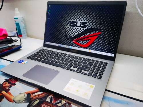 11TH GEN BEAST*VERY FAST!*ASUS VIVOBOOK X515P*i7-1165G7*8GB DDR4*512GB SSD*HD*G7 GRAPHICS