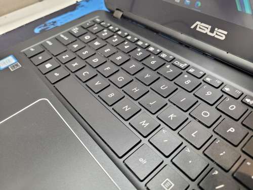 HIGH SPEC i7*TOUCHSCREEN*ASUS X630U*i7-7500u*8GB DDR4*256GB SSD*FHD*360 FLIP, ROTATE