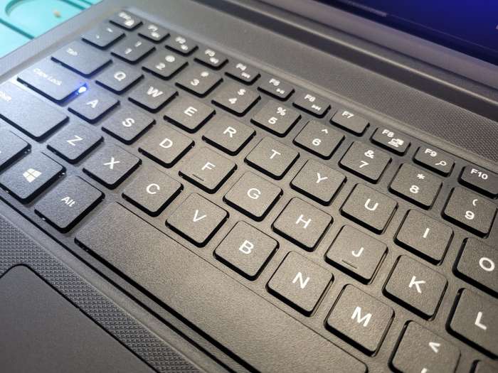 DELL VOSTRO 3568*i5-7200U*FHD 1920X1080*512GB SSD*8GB DDR4*