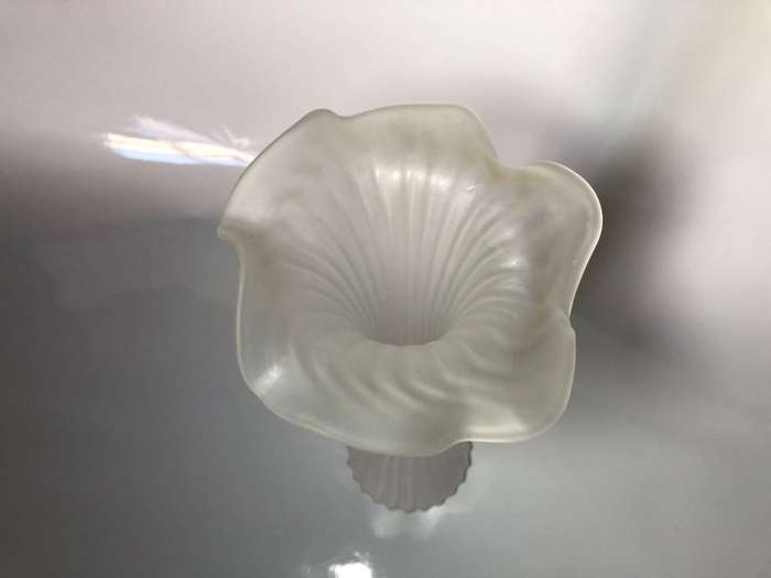 Lovely vintage white glass vase - perfect condition - 27cm