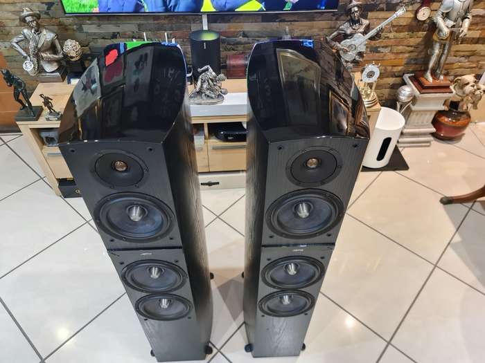 Fantastic Jamo C809 High End Floorstanding Loudspeakers