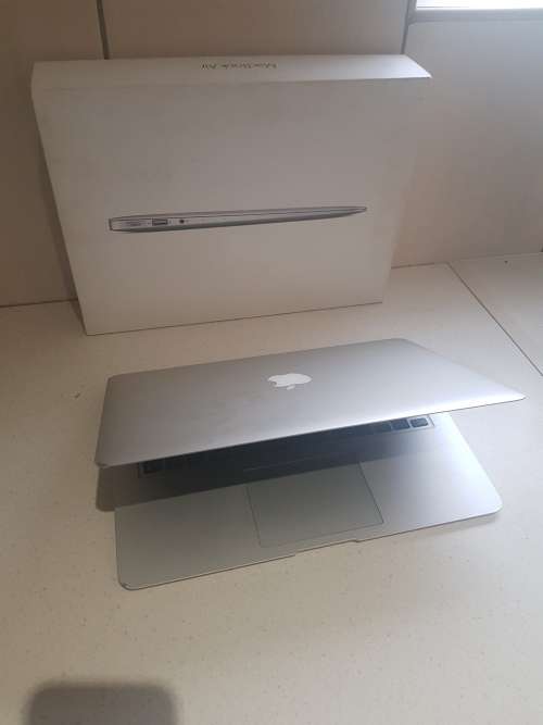 Apple MacBook Air Core i5 2017 Model **128SSD ** 8GB Ram ** Cracked LCD**
