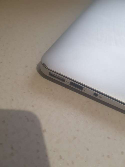 Apple MacBook Air Core i5 2017 Model **128SSD ** 8GB Ram ** Cracked LCD**