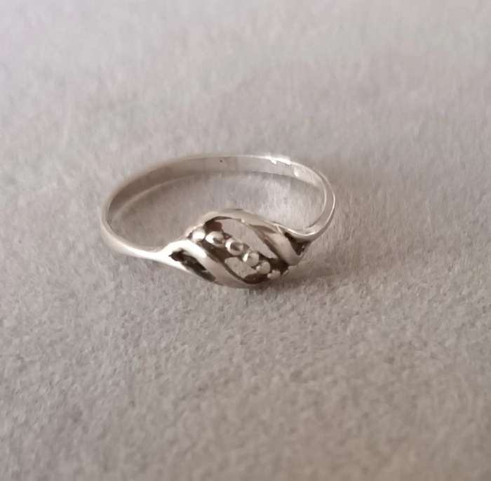 Sterling Silver Ring. 1.5g. Size Q.
