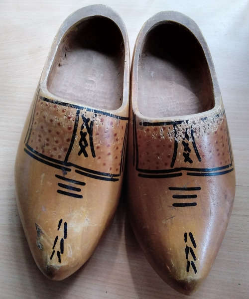 Wood clog shoes