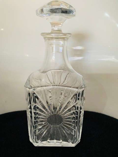 WHISKEY DECANTER IN SUNRAY DESIGN WITH STOPPER