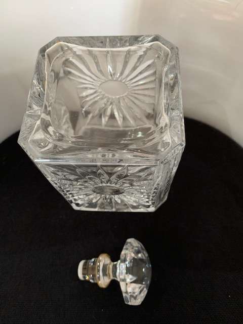WHISKEY DECANTER IN SUNRAY DESIGN WITH STOPPER
