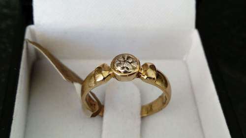 9ct Yellow Gold Ring with Diamond.
