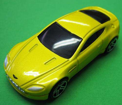MINT ASTON MARTIN V8 VANTAGE BY HOTWHEELS (NOT LESNEY)