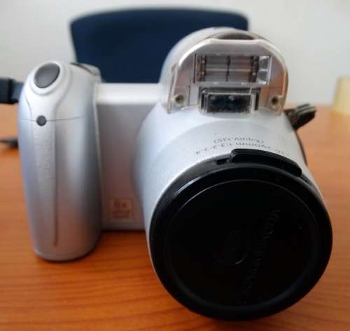 Konica Minolta Camera Working. Needs 4 AA Batteries.