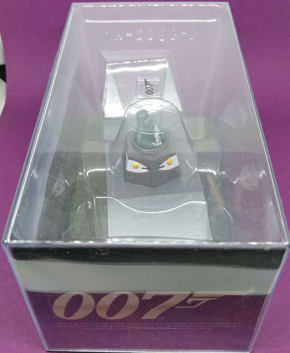 007 Dragon Tank DR No  - scale 1/43. Sealed with book