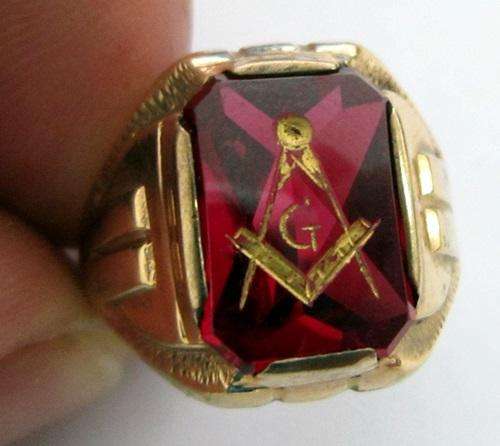 ## 9ct Gold Free Mason Mens Ring ** 5.2 Grams ##