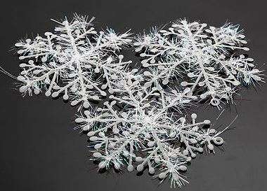 Frozen party snowflakes- plastic- 3 snowflakes per pack- white