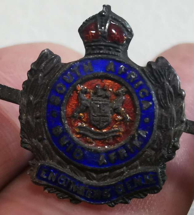 SA Engineers Genie small enameled badge on silver mount - broken