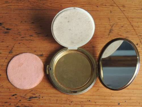 GORGEOUS POWDER COMPACT WITH DAINTY FILIGREE TOP