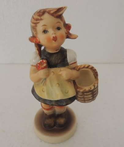 HUMMEL FIGURINE - "SISTER " # 98/0