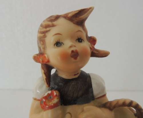 HUMMEL FIGURINE - "SISTER " # 98/0