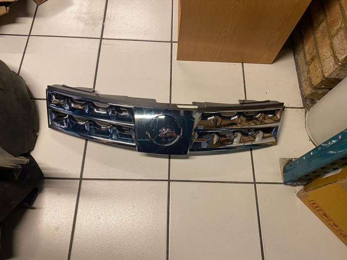 NISSAN NAVARA MAIN GRILLE