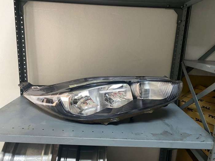 FORD FIESTA RIGHT HEADLIGHT