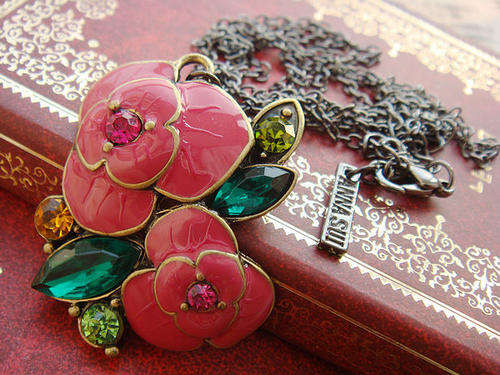 ANNA SUI STUNNING PINK ROSE NECKLACE