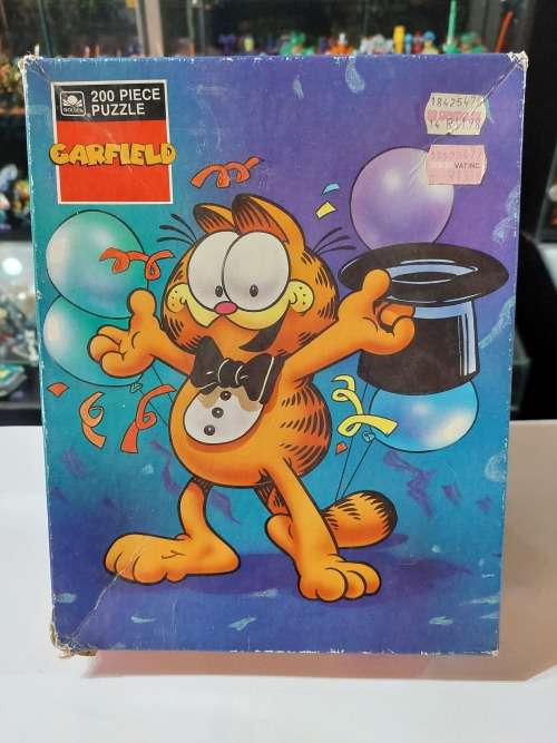 1989 GARFIELD 200 Piece Puzzle 197/200 Pieces Present Vintage Figures