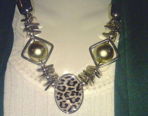 *** BRAND NEW  *** JEWELLERY SCARF Green - Dress up any outfit