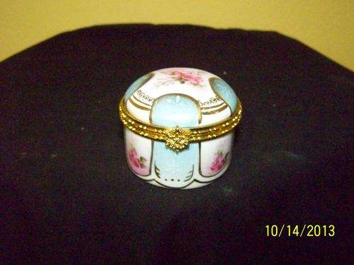 STUNNING PORCELAINE TRINKET BOX
