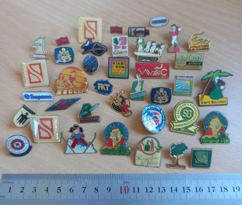 Lot of 40 vintage lapel pin badges - mostly French