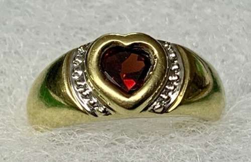 Beautiful 9ct Yellow Gold Ring with heart shaped garnet