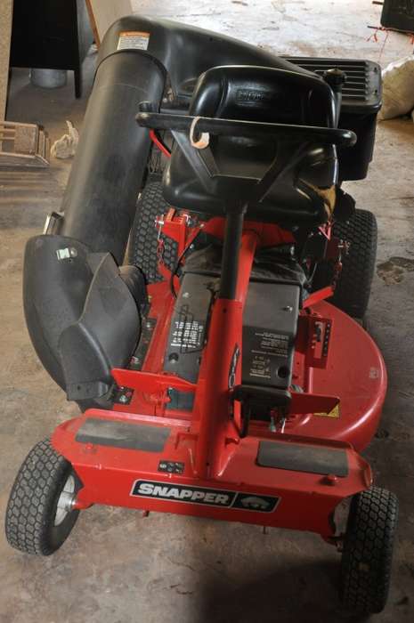 SNAPPER RER200  33" Rear Engine Petrol Ride-on Lawn Tractor - PICK UP ONLY