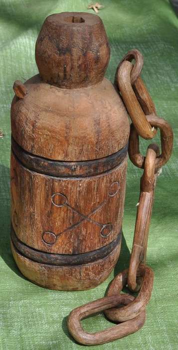 NATIVE WOODEN BOTTLE WITH CHAIN