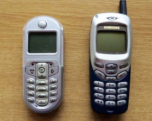 CELL PHONES X 2 MOTOROLA & SAMSUNG * BID FROM R1.00 START FOR BOTH * PLEASE READ *