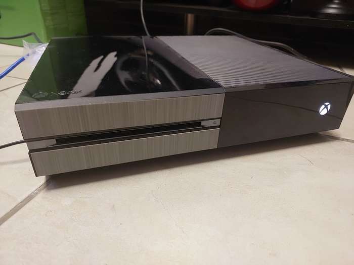 XBOX ONE 500GB CONSOLE (with 1x controller, 4x battery packs, 2x games)