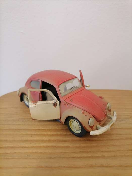 Maisto 1/24 VW Beetle `Old Friends` - Die Cast - 17 CM LENGTH - AMAZING CONDITION