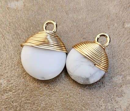 1pc  Natural / Howlite / Gold Tone Wire Wrapped  / Flat Round Charm  (+/- 14 x 10mm)