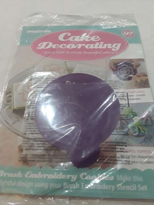 VARIETY OF 20 ISSUES SOMETHING SWEET CAKE DECORATIONS)EACH CONSISTS OF A RECIPE MAGAZINE AND A MOULD