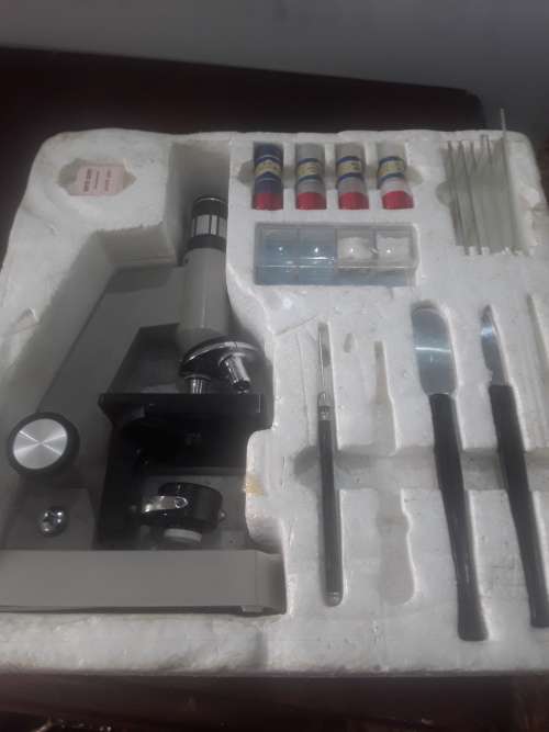 VINTAGE MICROSCOPE WITH GLASS SLIDE,TOOLS,ETC...(BATTERY OPERATED)