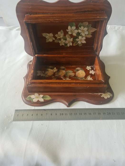 VINTAGE DECOUPAGED SOLID WOOD JEWELRY BOX