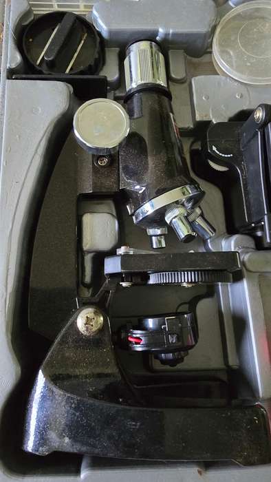 MICROSCOPE SET WITH ASSESCORIES IN CASE