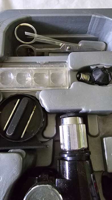 MICROSCOPE SET WITH ASSESCORIES IN CASE