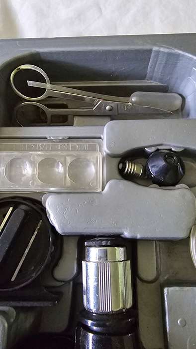 MICROSCOPE SET WITH ASSESCORIES IN CASE