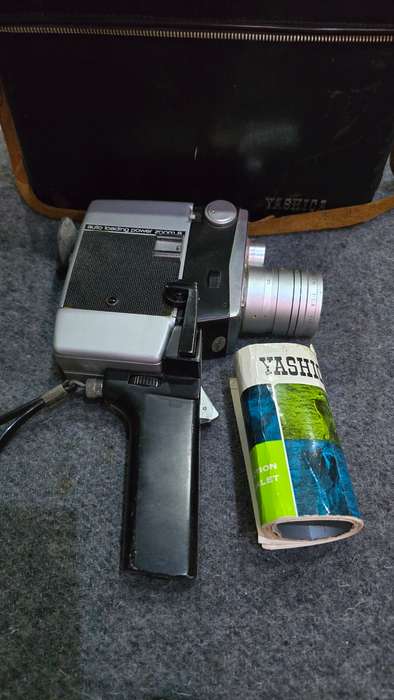 YASHICA UL 8MM VINTAGE MOVIE CAMERA ELECTRONIC ZOOM AUTO LOADING WITH ORIGINAL CASE