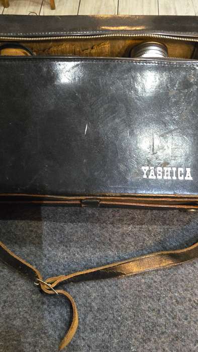 YASHICA UL 8MM VINTAGE MOVIE CAMERA ELECTRONIC ZOOM AUTO LOADING WITH ORIGINAL CASE