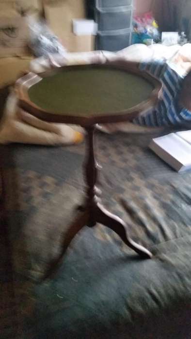 BEAUTIFUL VINTAGE ROUND TABLE-SEE DESCRIPTION