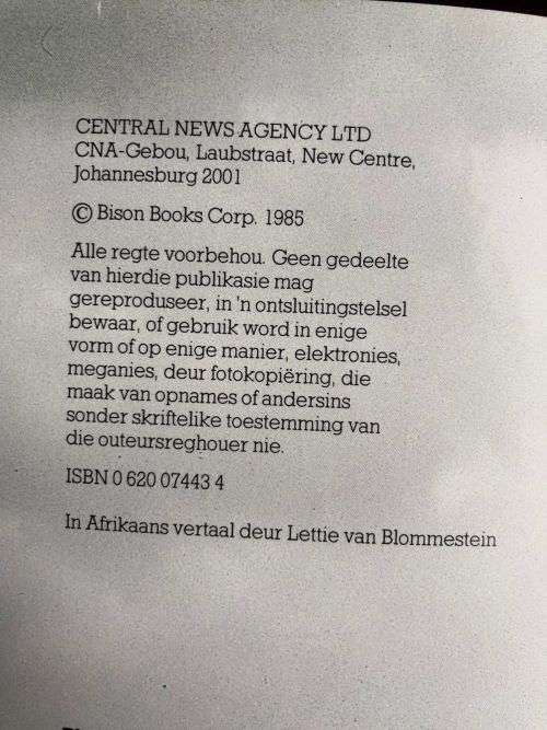 DIE SUID AFRIKAANSE KRYGSMAG BY HELMOED HEITMAN-1ST EDITION PUBLISHED 1985- HARD COVER- 101 PAGES-GO