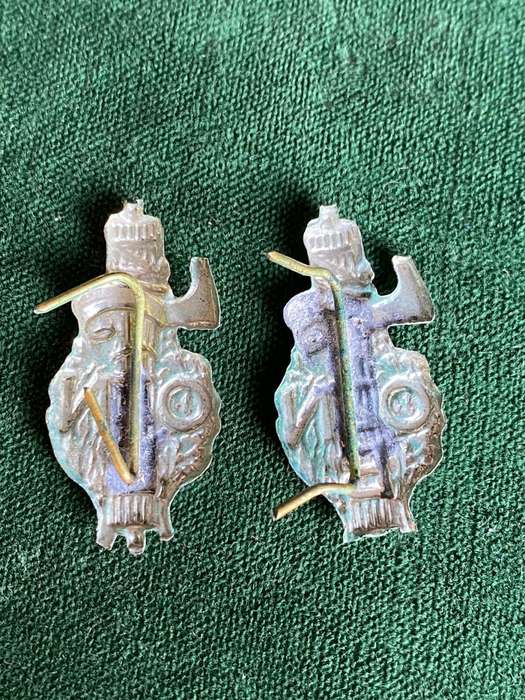 ITALIAN WW2 YOUTH MILITIA LAPEL BADGE PAIR-PINS INTACT