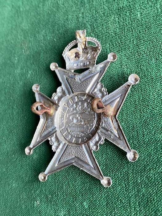 NATAL ROYAL REGIMENT WHITE METAL HEADDRESS BADGE-WORN 1902-1913- 3 LUGS
