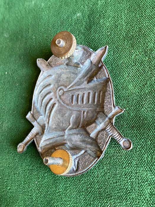 8 ARMOURED DIVISION HQ UNIT GREY METAL CAP BADGE-APPROVED IN 1986-LUGS INTACT