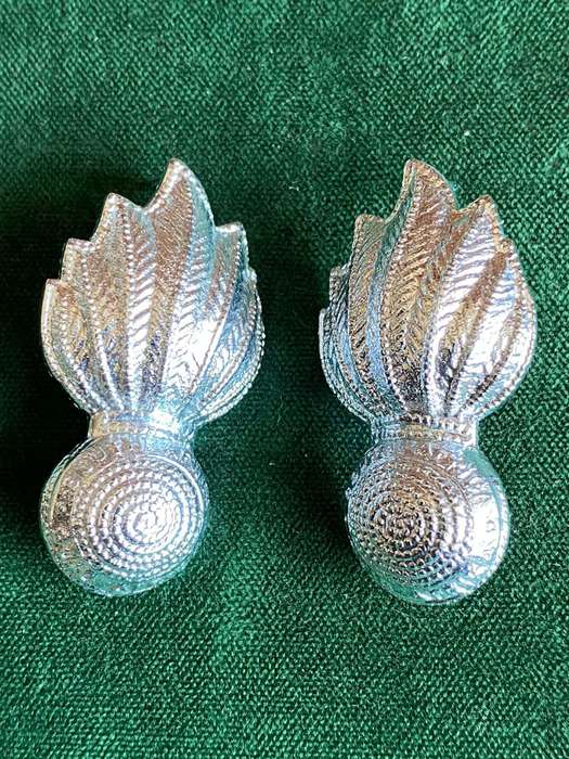SA ARTILLERY CHROME COLLARS (ALSO WORN AS BERET BADGE)WORN POST 1976-PINS INTACT