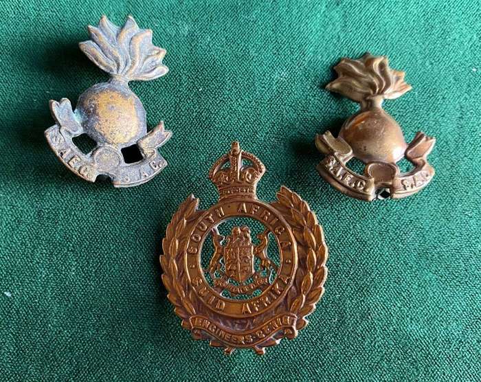 SA ENGINEERS,BRASS CAP AND COLLARS-WORN WW2-TWO LUGS MISSING